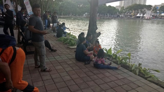 Warga yang mengunjungi danau sunter (Foto: Rizki Mubarok/kumparan)