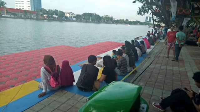 Warga yang mengunjungi danau sunter (Foto: Rizki Mubarok/kumparan)