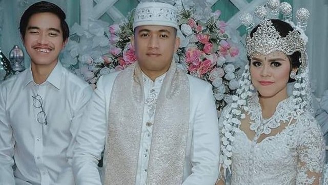 Kaesang menghadiri pernikahan ajudannya. (Foto: Instagram @anggraeni_darmo)
