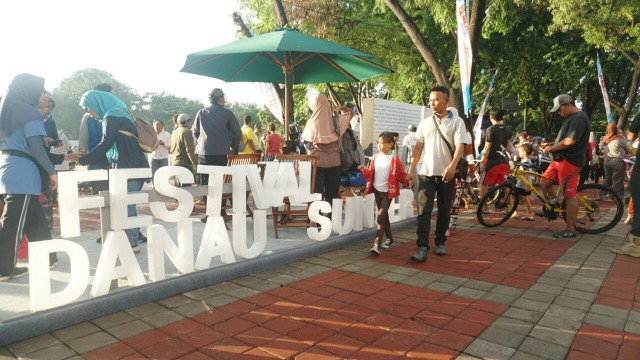 Matahari terbit di tepi Danau Sunter (Foto: Muhammad Iqbal/kumparan)