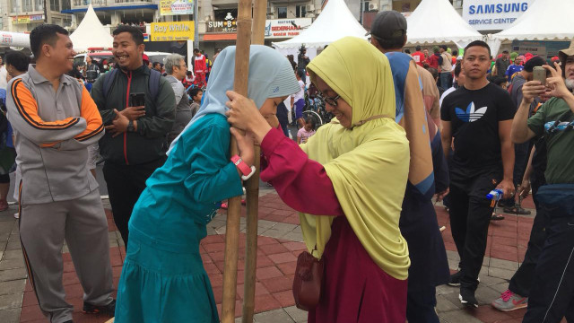 Belajar main egrang di Festival Danau Sunter. (Foto: Tamara Anastasia Wijaya/kumparan)