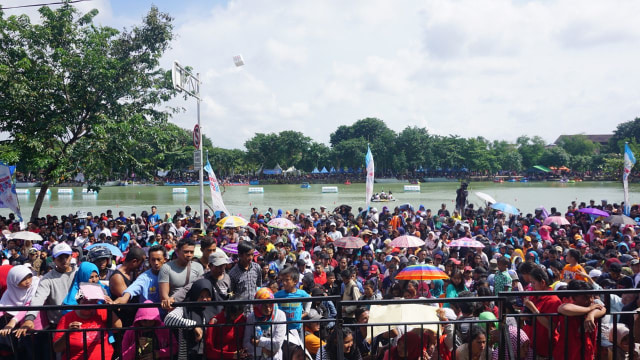 Antusiasme warga di Festival Danau Sunter (Foto: Yudhistira Amran Saleh/kumparan)