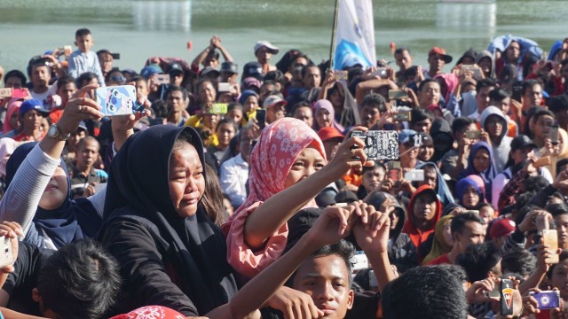 Penonton Wali nangis dengar lagu Baik-Baik Sayang (Foto: Yudhistira Amsal/kumparan)