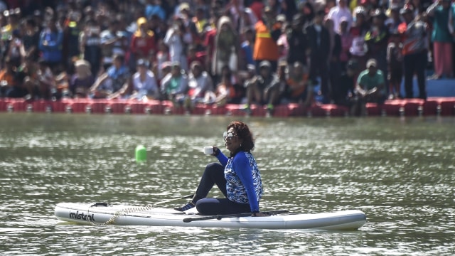 Susi ngopi di Festival Danau Sunter 2018 (Foto: ANTARA FOTO/Sigid Kurniawan)