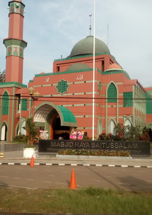 Di Masjid Itu, Mereka Berbahagia dan Kebahagiaan Menyebar