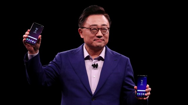 DJ Koh bersama Samsung Galaxy S9 dan S9 Plus. (Foto: Sergio Perez/Reuters)
