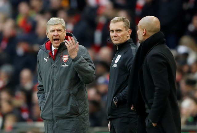 Protes yang dilakukan oleh Wenger. (Foto: Reuters/Carl Recine)