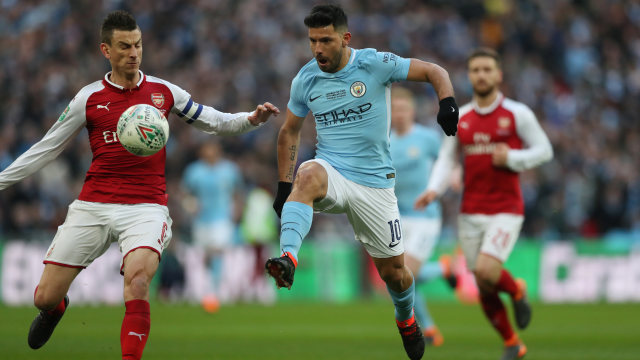 Aguero vs Koscielny. (Foto: Reuters/Peter Cziborra)