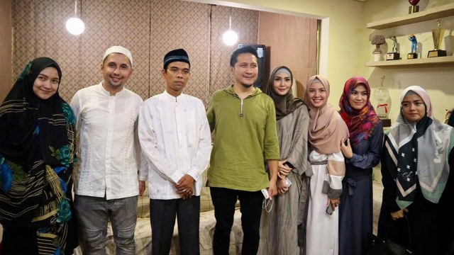 Artis Iikuti Pengajian dengan Ustadz Abdul Somad  (Foto: Instagram @ariekuntung)