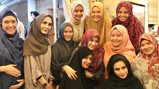 Artis Ikuti Pengajian dengan Ustadz Abdul Somad  (Foto: Instagram @ariekuntung)