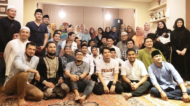 Artis Ikuti Pengajian dengan Ustadz Abdul Somad  (Foto: Instagram @ariekuntung)