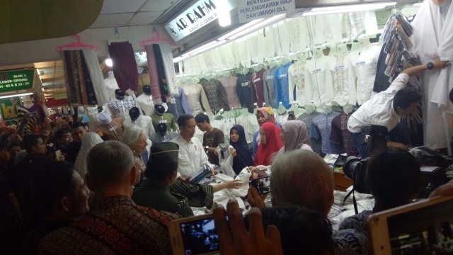 Jokowi dan Lagarde di Pasar Tanah Abang  (Foto: Nabilla Fatiara/kumparan)