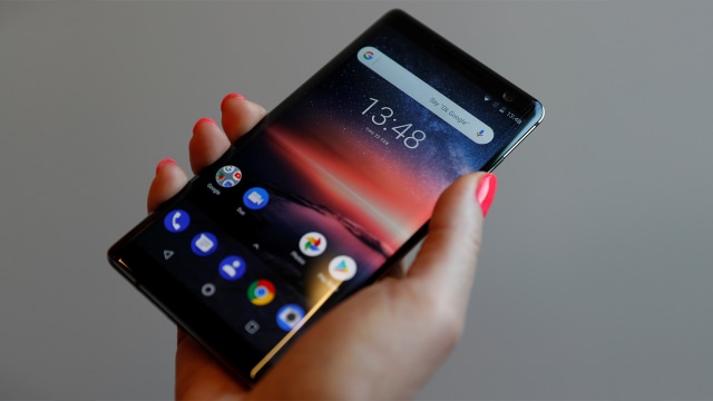 Ponsel Nokia 8 Sirocco. (Foto: Yves Herman/Reuters)