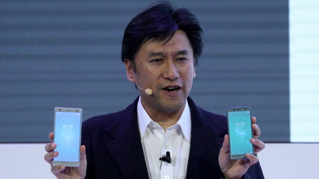 Sony Xperia XZ2 dan Xperia XZ2 Compact. (Foto: Sergio Perez/Reuters)