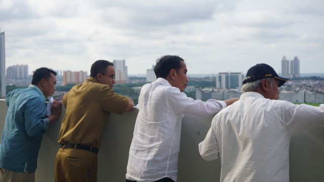 Jokowi bersama Anies tinjau Wisma Atlet Kemayoran (Foto: Yudhistira Amsal/kumparan)