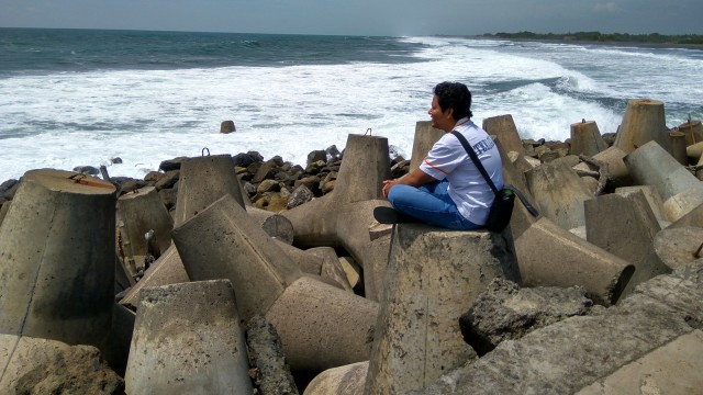 Barisan Beton di Bibir Pantai Glagah (Foto: Flickr/Sufi Subhan)
