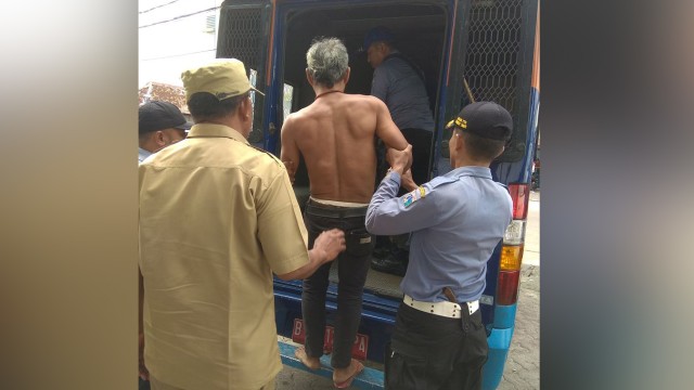 Orang sakit jiwa membawa sajam (Foto: Dok. Dinsos DKI)