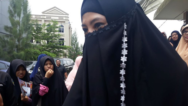 Peggy Melati Sukma di Masjid Adz-Dzikra (Foto: Adinda Githa Murti Sari Dewi/kumparan)