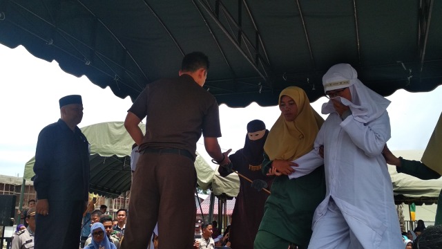 Pasutri Non Muslim Jalani Eksekusi Cambuk (Foto: Zuhri Noviandi/kumparan)