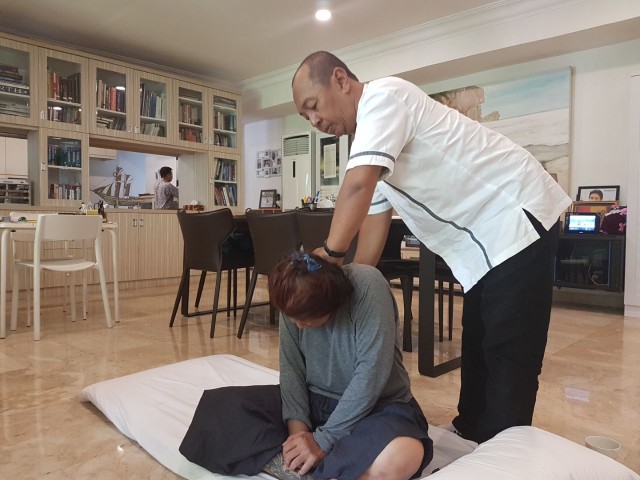 Cak Ali memijat Menteri Susi (Foto: istimewa)