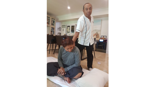 Cak Ali memijat Menteri Susi (Foto: istimewa)