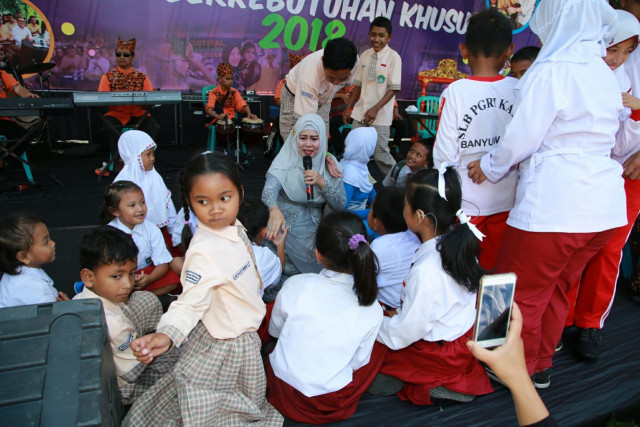 com-Dewi Yull di Festival ABK (Foto: Pemkab Banyuwangi)