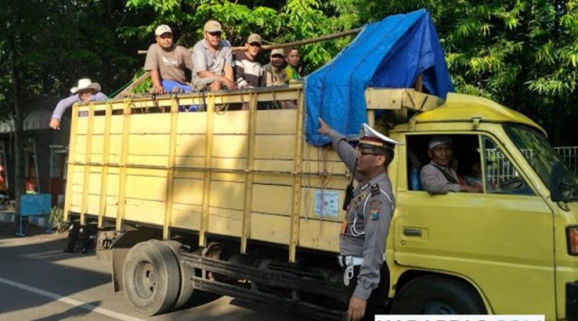 Tindak Tegas Angkutan Barang Muat Orang