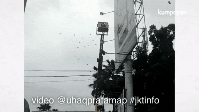 Hujan uang di wilayah Kuningan. (Foto: Instagram @jktinfo)