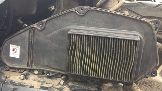 Filter udara yang kotor (Foto: Aditya Pratama Niagara/kumparanOTO)