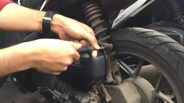 Melepas baut tutup filter udara Foto: Aditya Pratama Niagara/kumparanOTO