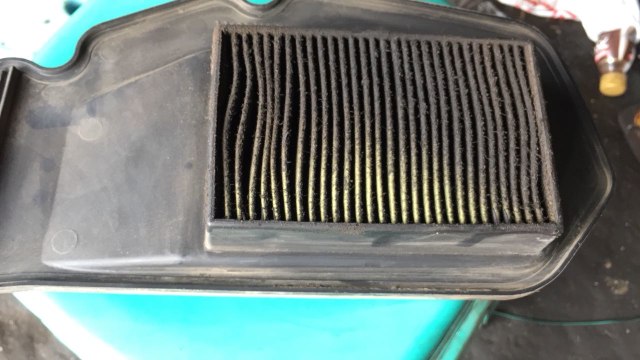 Filter udara yang kotor (Foto: Aditya Pratama Niagara/kumparanOTO)