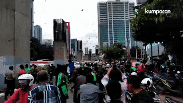 Hujan uang di Kuningan. (Foto: Dok. Istimewa)