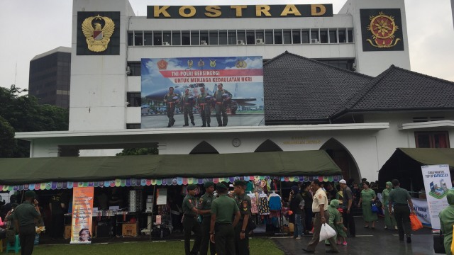Acara Bazar Sembako Murah HUT Kostrad (Foto: Soejono Eben/kumparan)