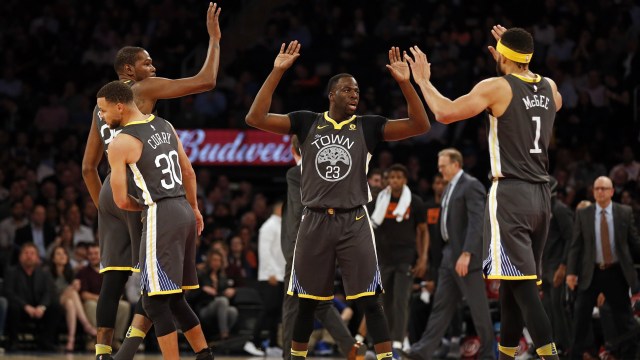 Para pemain Warriors merayakan kemenangan. (Foto:  Adam Hunger-USA TODAY Sports via Reuters)