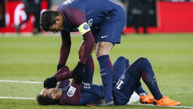Neymar ditolong Thiago Silva. (Foto: AFP/Geoffroy van der Hasselt)