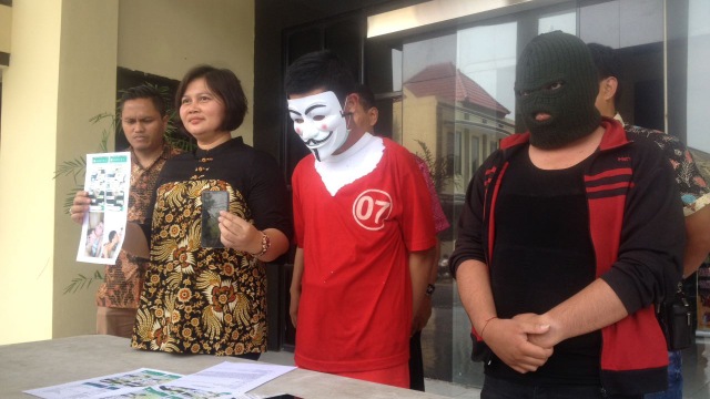 Rilis kasus prostitusi Surabaya (Foto: Phaksy Sukowati/kumparan)