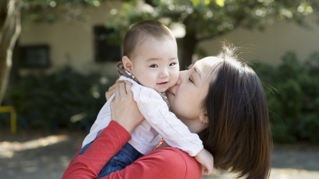 Ilustrasi mencium anak (Foto: Thinkstock)