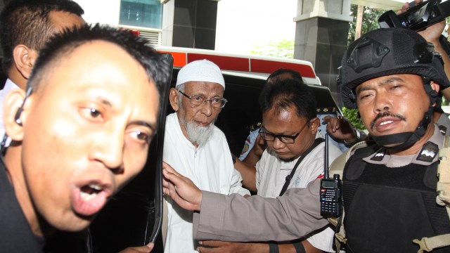 Abu Bakar Baasyir tiba di RSCM (Foto: ANTARA FOTO/Reno Esnir)