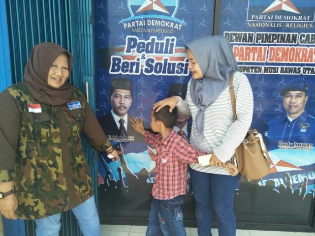 Menangis Minta Foto Dengan Ishak Mekki, Anak Ini hadiri Pelantikan Kades Di Belani