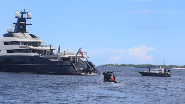 FBI Sita Kapal Pesiar Equanimity (Foto: Rully Prasetyo / AFP)
