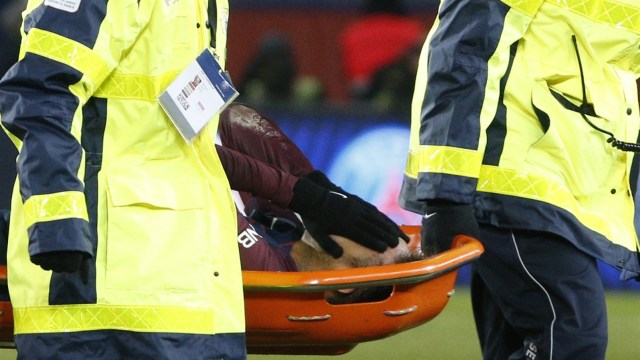 Neymar ditandu keluar lapangan. (Foto: AFP/Geoffroy van der Hasselt)