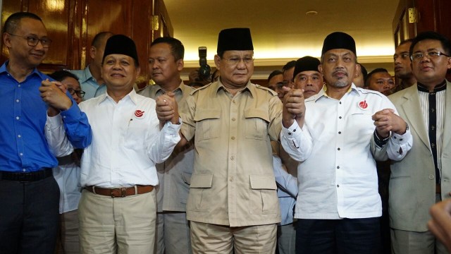 Prabowo bersama Sudrajat - Syaikhu di kediamannya (Foto: Jamal Ramadhan/kumparan)
