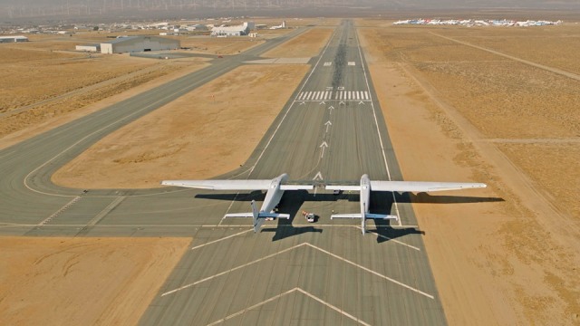 Stratolaunch, pesawat dengan dua badan. (Foto: Stratolauch System Corp)