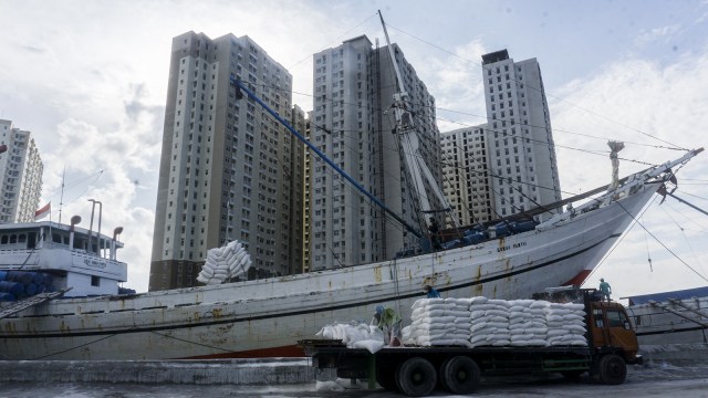 Buruh Angkut Pelabuhan Sunda Kelapa (Foto: Jamal Ramadhan/kumparan)