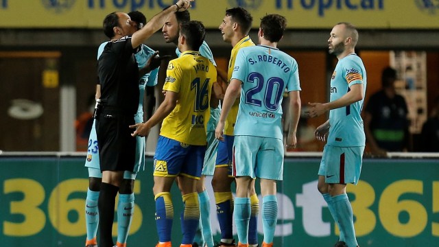 Barcelona diganjar penalti. (Foto: REUTERS/Santiago Ferrero)