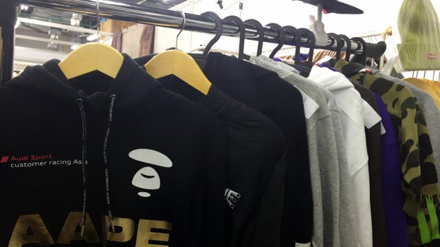 Hoodie BAPE. (Foto:  Ratmia Dewi/kumparan)