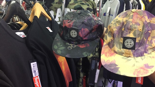 Supreme stone island hat. (Foto: Ratmia Dewi/kumparan)