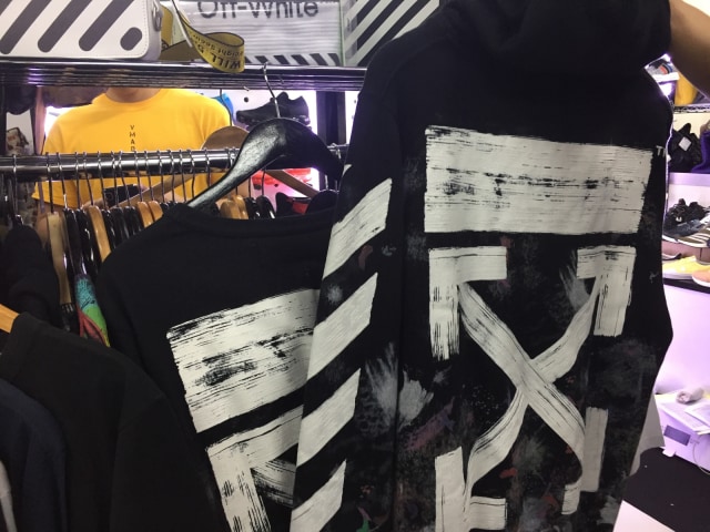 Off White galaxy ziper. (Foto: Ratmia Dewi/kumparan)