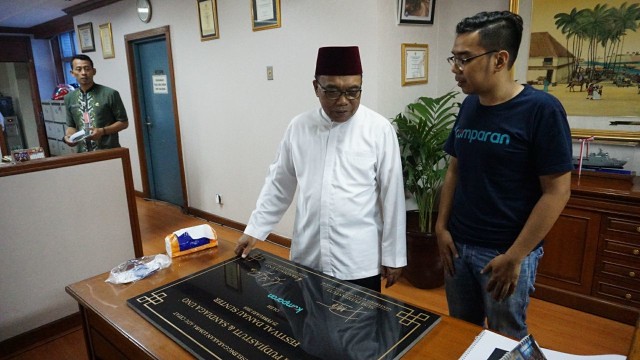 Serah terima prasasti FDS kepada Walikota Jakut (Foto: Garin Gustavian/ kumparan)