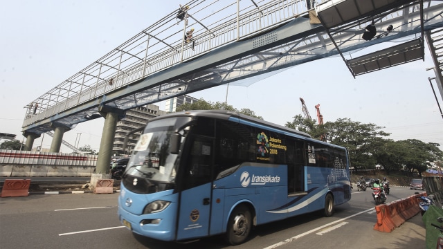 Pembangunan halte Transjakarta BNN (Foto: ANTARA FOTO/Muhammad Adimaja)